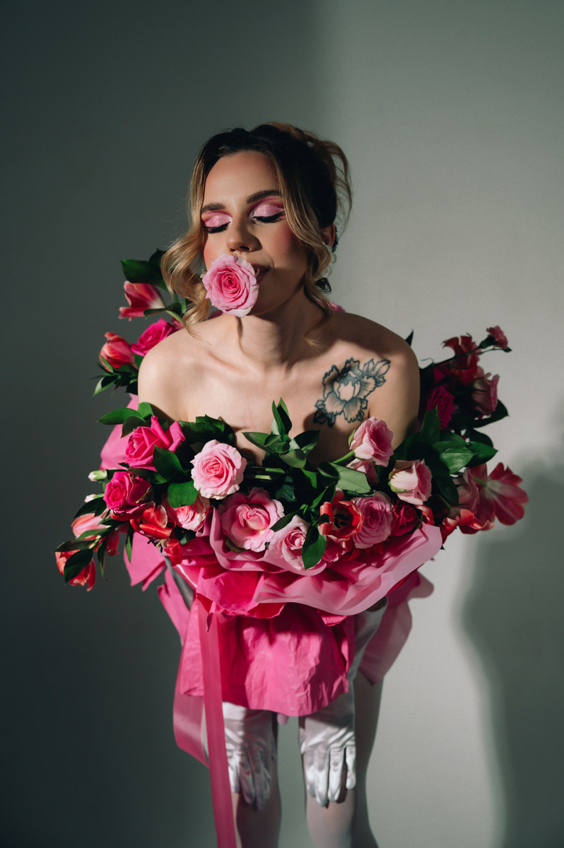 Светлана Верходанова не называет себя профессиональной моделью, хотя в кадре смотрится сказочно. В жизни она притягивает взгляды и выделяется из толпы, поэтому и перед объективом предпочитает сиять. О своем стиле и местами эпатажных аутфитах для съемок красавица рассказала «Ключ-Медиа».