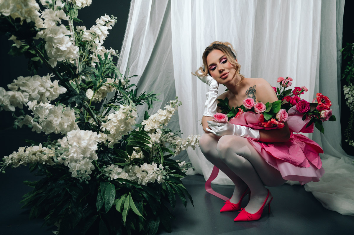 Светлана Верходанова не называет себя профессиональной моделью, хотя в кадре смотрится сказочно. В жизни она притягивает взгляды и выделяется из толпы, поэтому и перед объективом предпочитает сиять. О своем стиле и местами эпатажных аутфитах для съемок красавица рассказала «Ключ-Медиа».