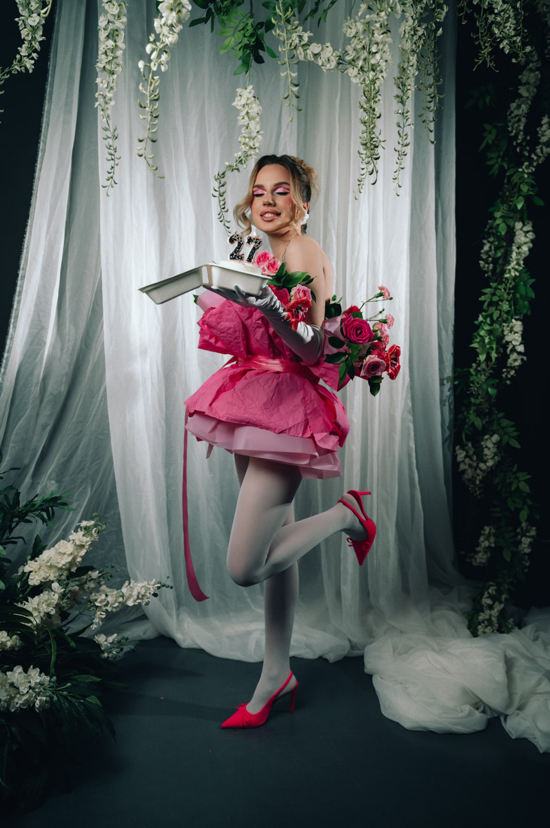 Светлана Верходанова не называет себя профессиональной моделью, хотя в кадре смотрится сказочно. В жизни она притягивает взгляды и выделяется из толпы, поэтому и перед объективом предпочитает сиять. О своем стиле и местами эпатажных аутфитах для съемок красавица рассказала «Ключ-Медиа».