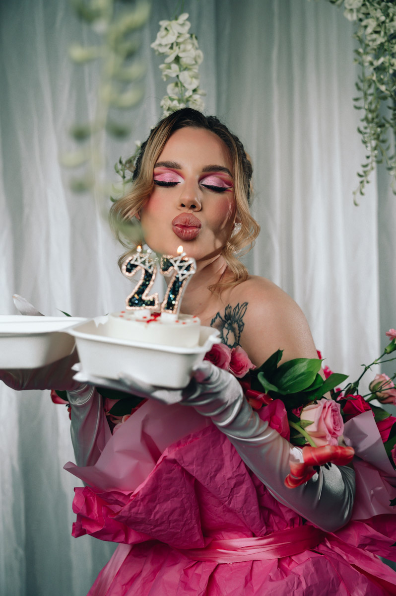 Светлана Верходанова не называет себя профессиональной моделью, хотя в кадре смотрится сказочно. В жизни она притягивает взгляды и выделяется из толпы, поэтому и перед объективом предпочитает сиять. О своем стиле и местами эпатажных аутфитах для съемок красавица рассказала «Ключ-Медиа».