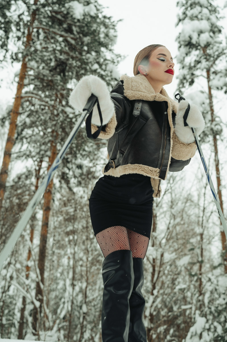 Светлана Верходанова не называет себя профессиональной моделью, хотя в кадре смотрится сказочно. В жизни она притягивает взгляды и выделяется из толпы, поэтому и перед объективом предпочитает сиять. О своем стиле и местами эпатажных аутфитах для съемок красавица рассказала «Ключ-Медиа».