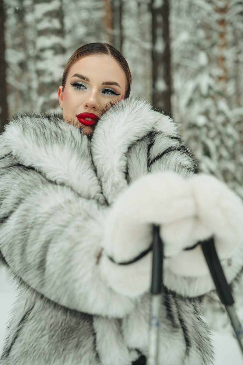 Светлана Верходанова не называет себя профессиональной моделью, хотя в кадре смотрится сказочно. В жизни она притягивает взгляды и выделяется из толпы, поэтому и перед объективом предпочитает сиять. О своем стиле и местами эпатажных аутфитах для съемок красавица рассказала «Ключ-Медиа».