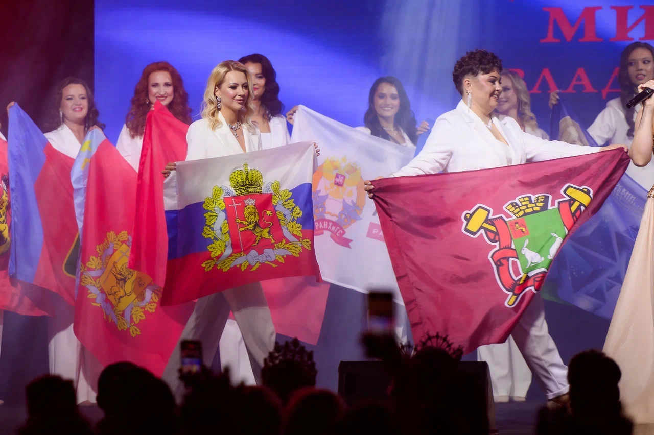 В минувшую субботу, 28 февраля, состоялся роскошный финал девятого конкурса «Мисс и Миссис Владимирская земля». В банкет-холле экоотеля «Велес» за титулы и роскошные короны боролись 25 претенденток. Кто же забрал Гран-при и завоевал другие ленты победительниц в этом году? Рассказываем!