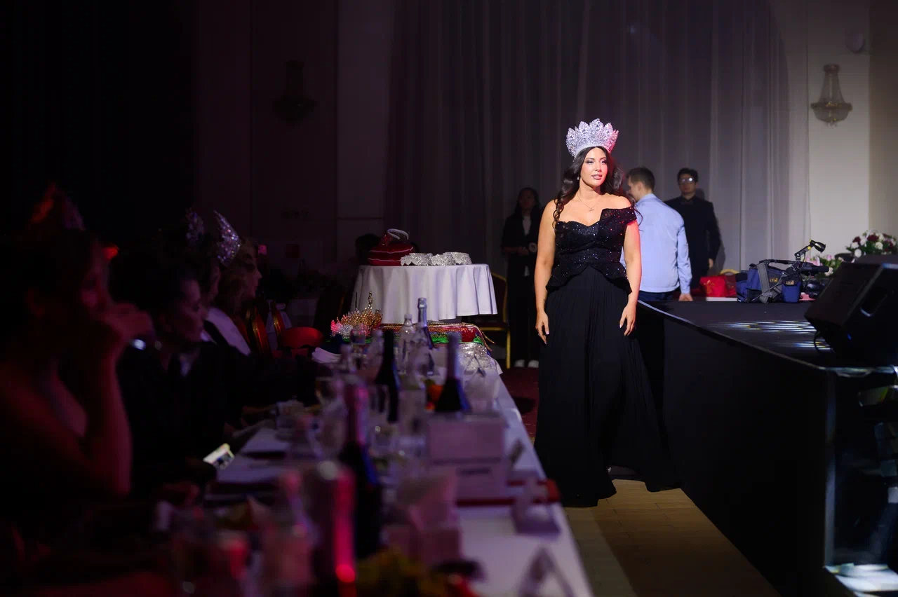 В минувшую субботу, 28 февраля, состоялся роскошный финал девятого конкурса «Мисс и Миссис Владимирская земля». В банкет-холле экоотеля «Велес» за титулы и роскошные короны боролись 25 претенденток. Кто же забрал Гран-при и завоевал другие ленты победительниц в этом году? Рассказываем!