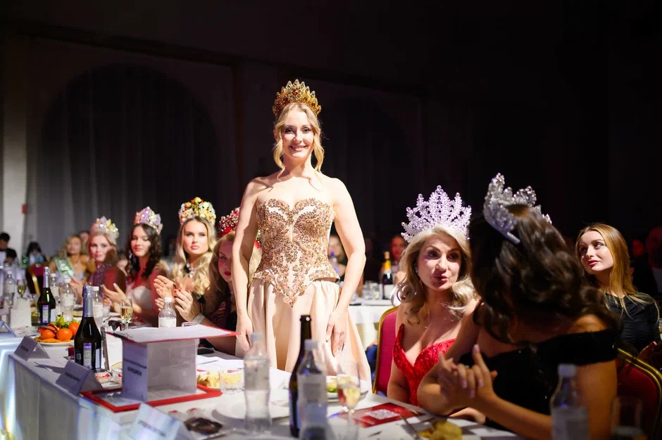В минувшую субботу, 28 февраля, состоялся роскошный финал девятого конкурса «Мисс и Миссис Владимирская земля». В банкет-холле экоотеля «Велес» за титулы и роскошные короны боролись 25 претенденток. Кто же забрал Гран-при и завоевал другие ленты победительниц в этом году? Рассказываем!