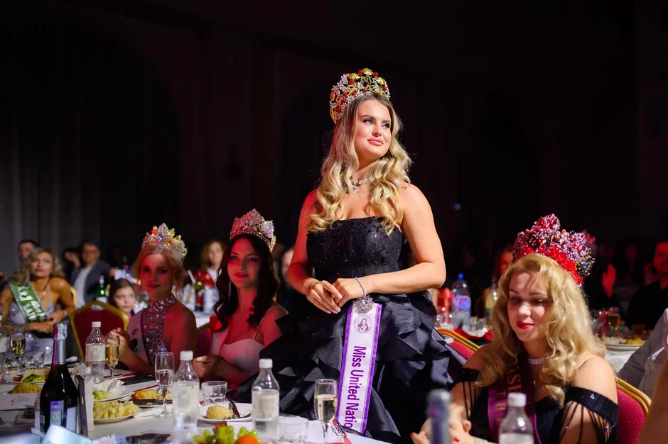 В минувшую субботу, 28 февраля, состоялся роскошный финал девятого конкурса «Мисс и Миссис Владимирская земля». В банкет-холле экоотеля «Велес» за титулы и роскошные короны боролись 25 претенденток. Кто же забрал Гран-при и завоевал другие ленты победительниц в этом году? Рассказываем!