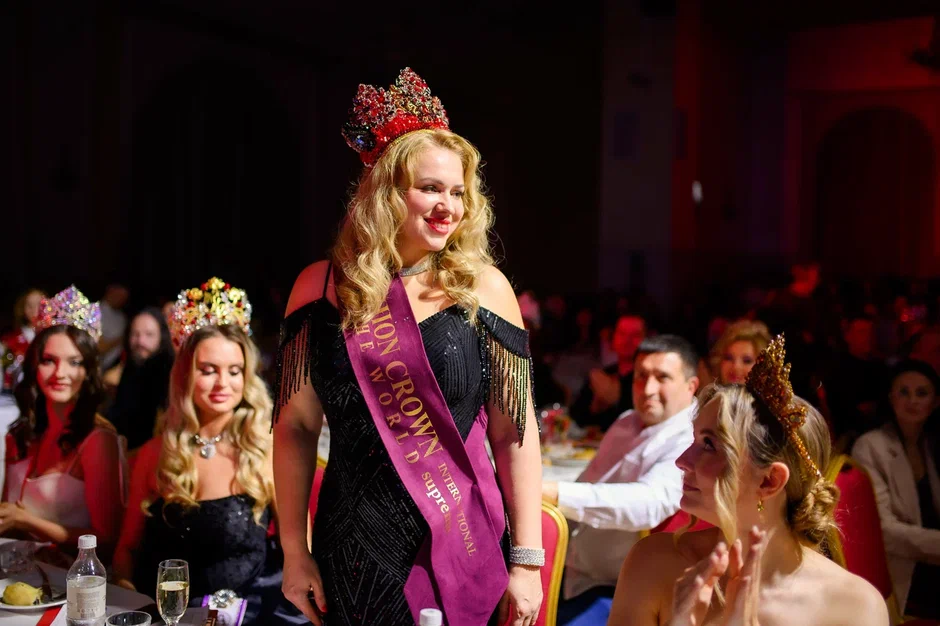 В минувшую субботу, 28 февраля, состоялся роскошный финал девятого конкурса «Мисс и Миссис Владимирская земля». В банкет-холле экоотеля «Велес» за титулы и роскошные короны боролись 25 претенденток. Кто же забрал Гран-при и завоевал другие ленты победительниц в этом году? Рассказываем!
