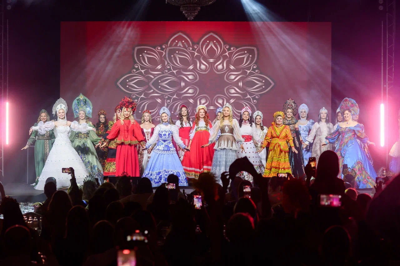 В минувшую субботу, 28 февраля, состоялся роскошный финал девятого конкурса «Мисс и Миссис Владимирская земля». В банкет-холле экоотеля «Велес» за титулы и роскошные короны боролись 25 претенденток. Кто же забрал Гран-при и завоевал другие ленты победительниц в этом году? Рассказываем!