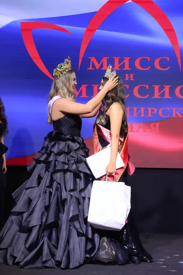 В минувшую субботу, 28 февраля, состоялся роскошный финал девятого конкурса «Мисс и Миссис Владимирская земля». В банкет-холле экоотеля «Велес» за титулы и роскошные короны боролись 25 претенденток. Кто же забрал Гран-при и завоевал другие ленты победительниц в этом году? Рассказываем!