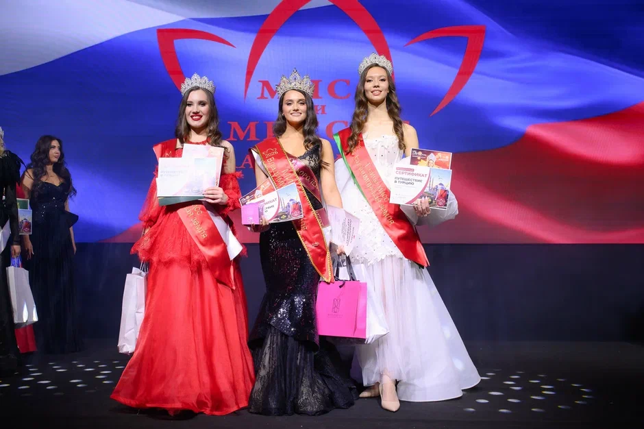 В минувшую субботу, 28 февраля, состоялся роскошный финал девятого конкурса «Мисс и Миссис Владимирская земля». В банкет-холле экоотеля «Велес» за титулы и роскошные короны боролись 25 претенденток. Кто же забрал Гран-при и завоевал другие ленты победительниц в этом году? Рассказываем!