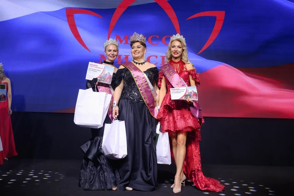 В минувшую субботу, 28 февраля, состоялся роскошный финал девятого конкурса «Мисс и Миссис Владимирская земля». В банкет-холле экоотеля «Велес» за титулы и роскошные короны боролись 25 претенденток. Кто же забрал Гран-при и завоевал другие ленты победительниц в этом году? Рассказываем!