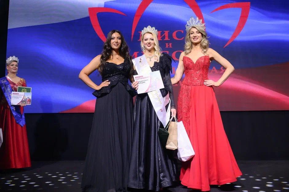 В минувшую субботу, 28 февраля, состоялся роскошный финал девятого конкурса «Мисс и Миссис Владимирская земля». В банкет-холле экоотеля «Велес» за титулы и роскошные короны боролись 25 претенденток. Кто же забрал Гран-при и завоевал другие ленты победительниц в этом году? Рассказываем!