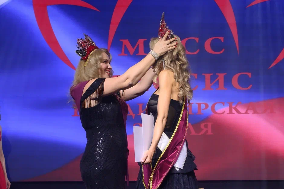 В минувшую субботу, 28 февраля, состоялся роскошный финал девятого конкурса «Мисс и Миссис Владимирская земля». В банкет-холле экоотеля «Велес» за титулы и роскошные короны боролись 25 претенденток. Кто же забрал Гран-при и завоевал другие ленты победительниц в этом году? Рассказываем!