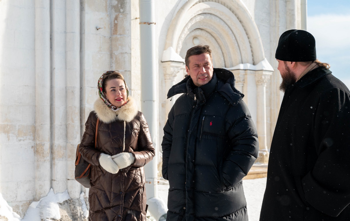 Нам не нужно составлять натальную карту Владимирской области, чтобы подтвердить факт — звезд шоу-бизнеса постоянно сюда тянет. Ведущий популярного шоу Дмитрий Журавлев ради суздальских блинов забыл о диете, певец Сергей Лазарев устроил цифровой детокс наряду с местными жителями, а актер Андрей Мерзликин прогулялся по историческому ядру региональной столицы.