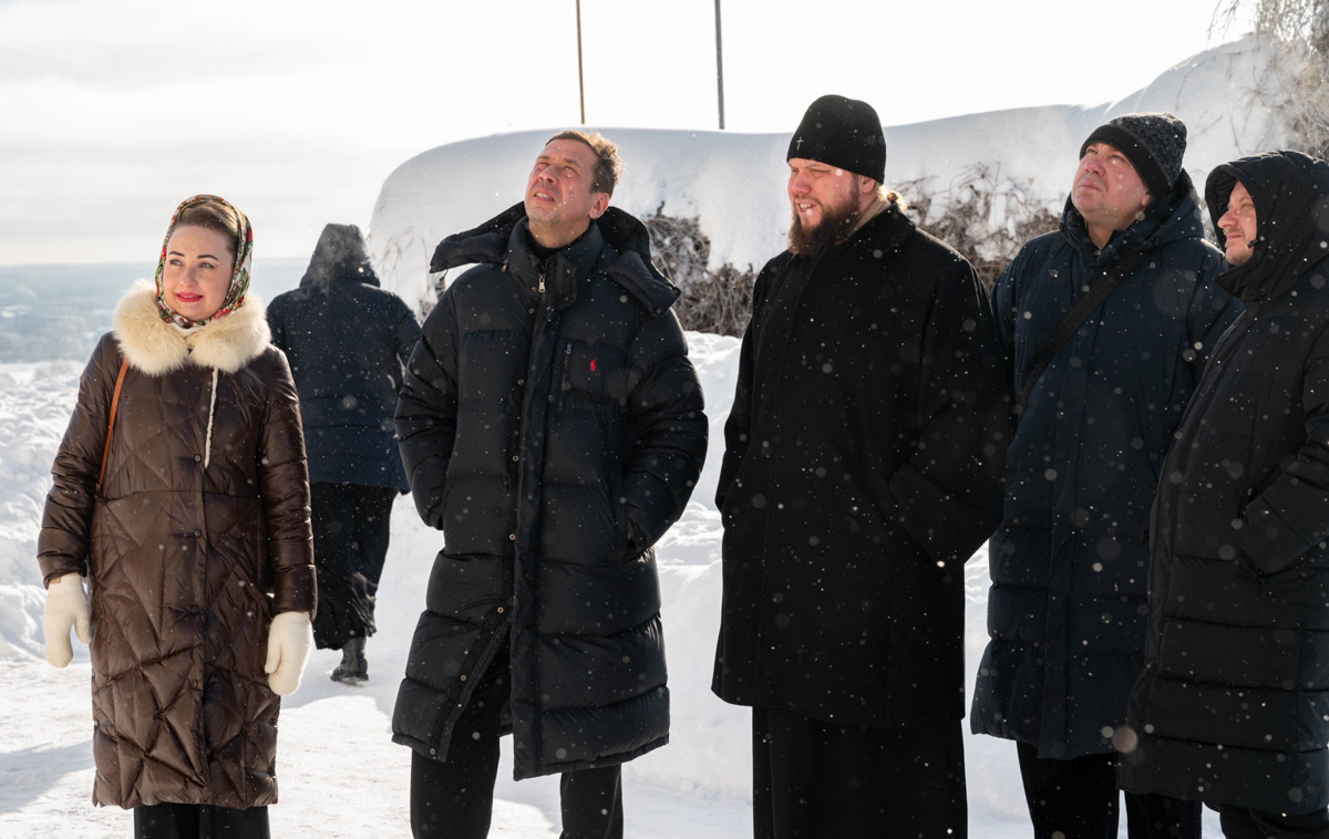 Нам не нужно составлять натальную карту Владимирской области, чтобы подтвердить факт — звезд шоу-бизнеса постоянно сюда тянет. Ведущий популярного шоу Дмитрий Журавлев ради суздальских блинов забыл о диете, певец Сергей Лазарев устроил цифровой детокс наряду с местными жителями, а актер Андрей Мерзликин прогулялся по историческому ядру региональной столицы.