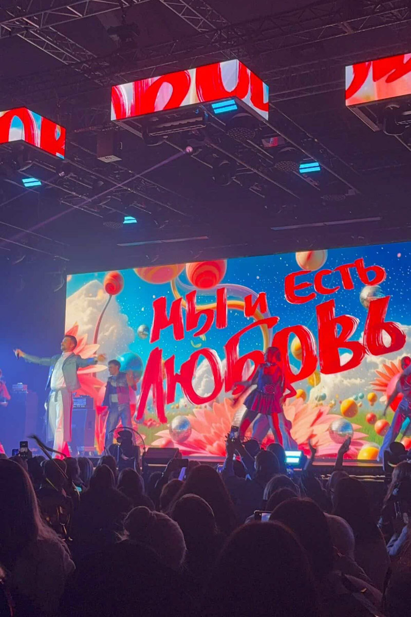 Нам не нужно составлять натальную карту Владимирской области, чтобы подтвердить факт — звезд шоу-бизнеса постоянно сюда тянет. Ведущий популярного шоу Дмитрий Журавлев ради суздальских блинов забыл о диете, певец Сергей Лазарев устроил цифровой детокс наряду с местными жителями, а актер Андрей Мерзликин прогулялся по историческому ядру региональной столицы.