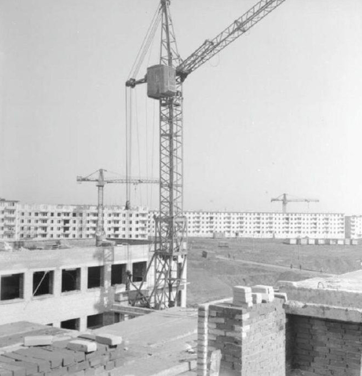 Многие из нас не застали Владимир на этапе его становления. Но это не значит, что прошлое стерто. Умело управляет лентой таймлайна автор тг-канала «Фотохроника Владимира» Андрей Кормин. В архиве его сообщества «Ключ-Медиа» нашел запечатленные на пленку моменты рождения важных городских объектов.