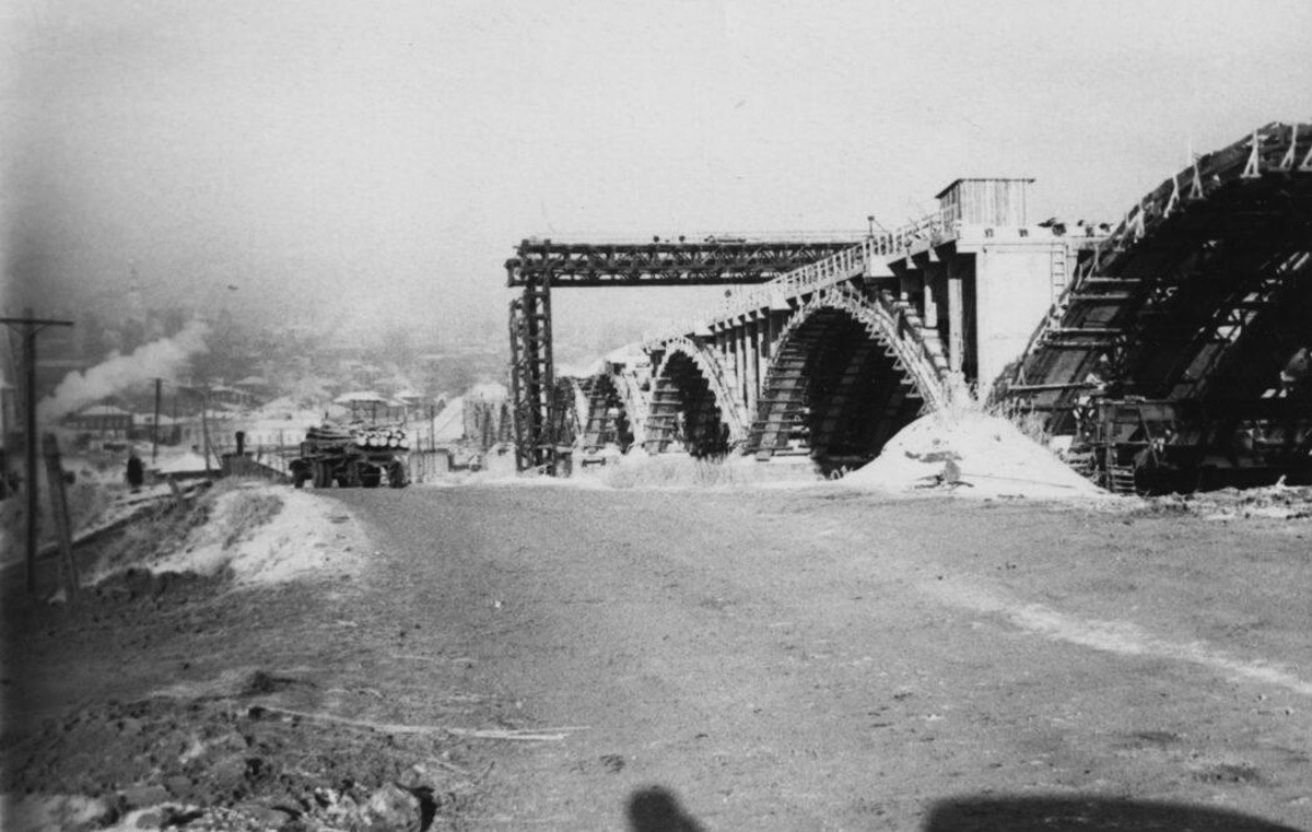 Многие из нас не застали Владимир на этапе его становления. Но это не значит, что прошлое стерто. Умело управляет лентой таймлайна автор тг-канала «Фотохроника Владимира» Андрей Кормин. В архиве его сообщества «Ключ-Медиа» нашел запечатленные на пленку моменты рождения важных городских объектов.