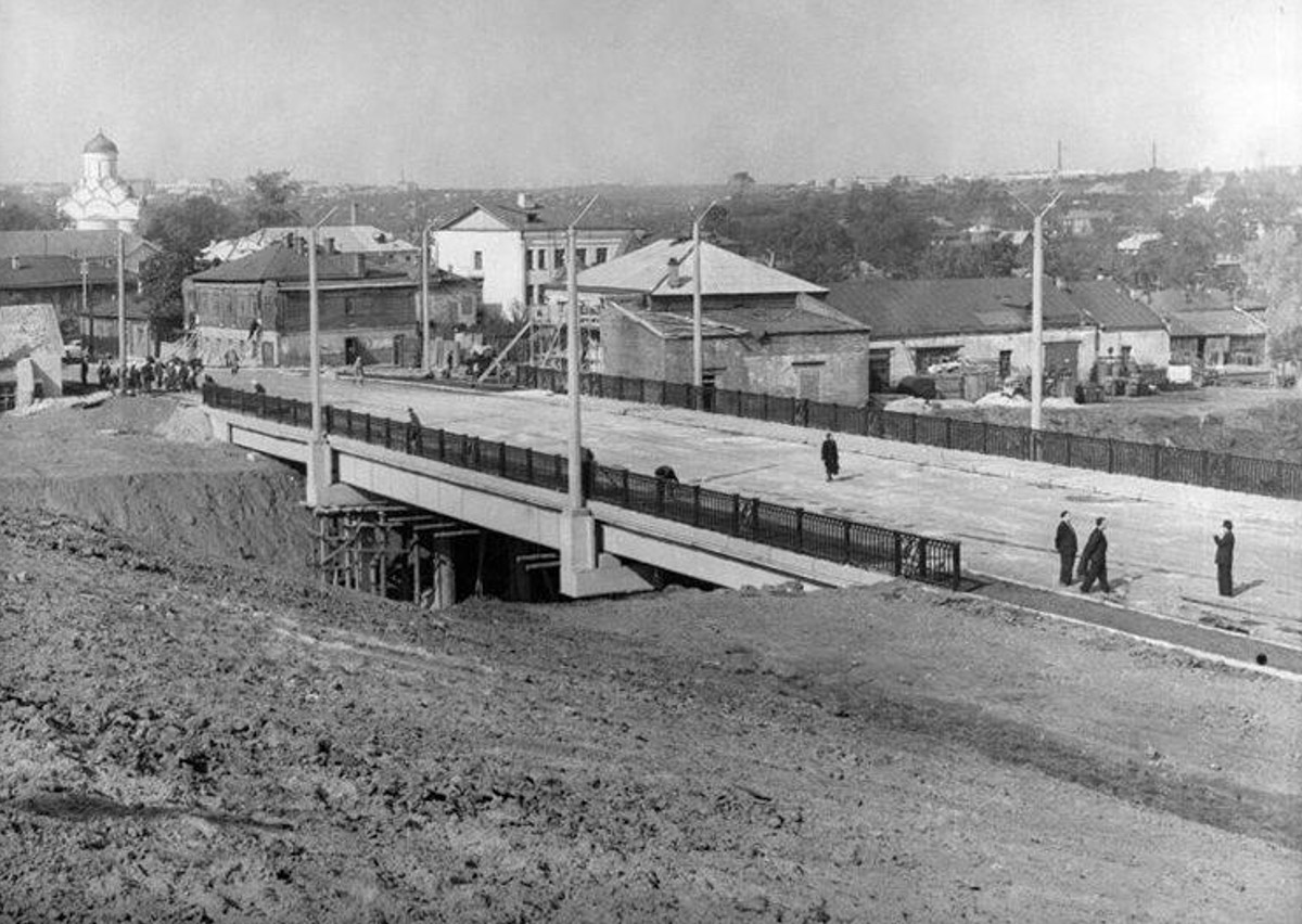 Многие из нас не застали Владимир на этапе его становления. Но это не значит, что прошлое стерто. Умело управляет лентой таймлайна автор тг-канала «Фотохроника Владимира» Андрей Кормин. В архиве его сообщества «Ключ-Медиа» нашел запечатленные на пленку моменты рождения важных городских объектов.