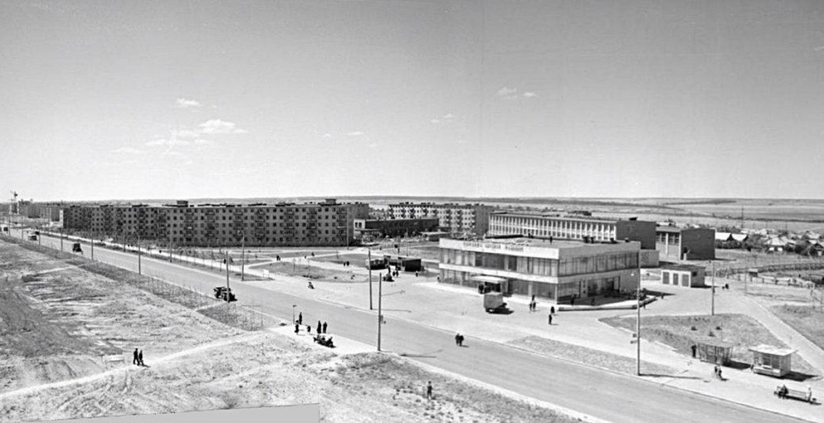 Многие из нас не застали Владимир на этапе его становления. Но это не значит, что прошлое стерто. Умело управляет лентой таймлайна автор тг-канала «Фотохроника Владимира» Андрей Кормин. В архиве его сообщества «Ключ-Медиа» нашел запечатленные на пленку моменты рождения важных городских объектов.