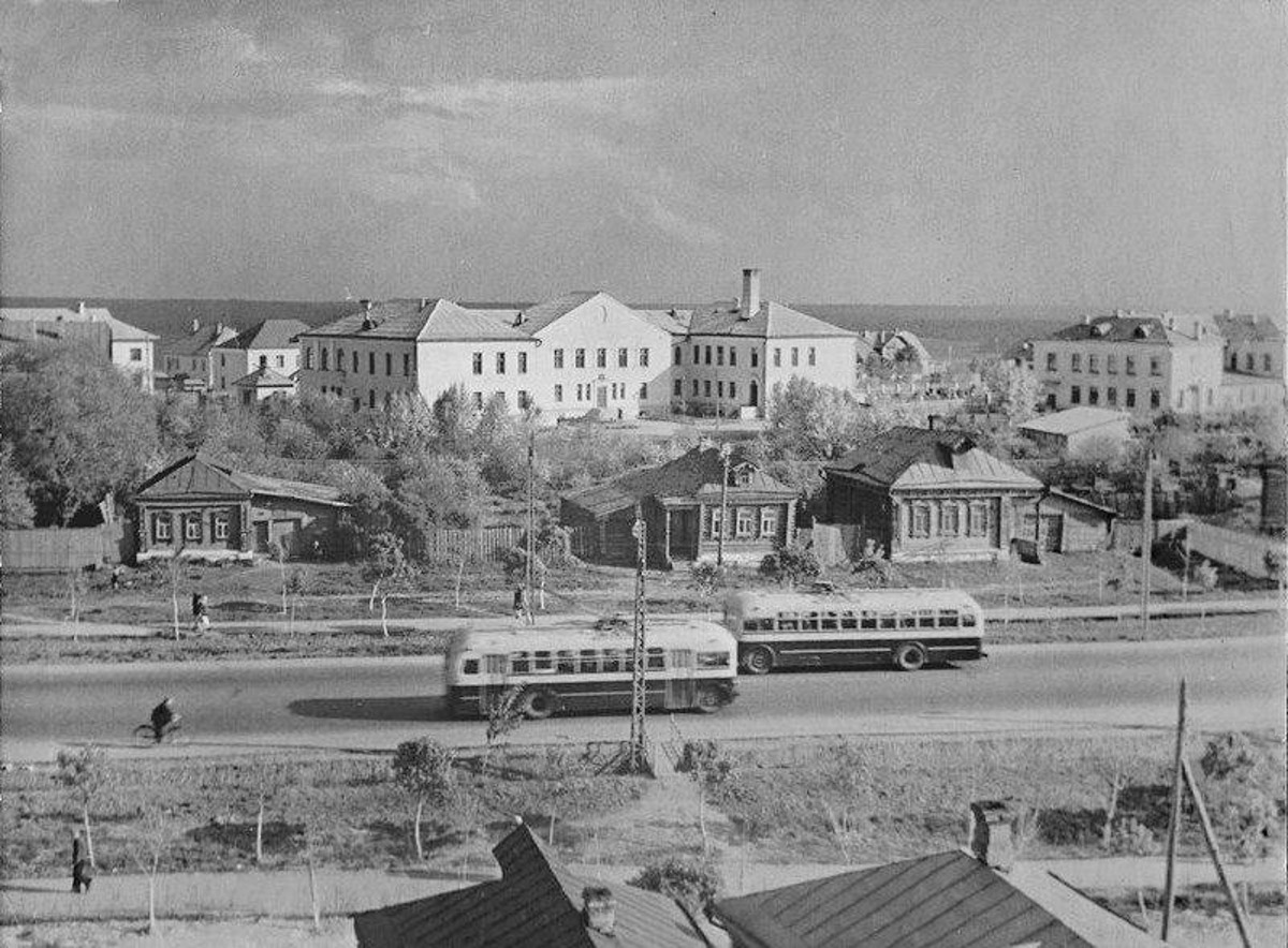 Многие из нас не застали Владимир на этапе его становления. Но это не значит, что прошлое стерто. Умело управляет лентой таймлайна автор тг-канала «Фотохроника Владимира» Андрей Кормин. В архиве его сообщества «Ключ-Медиа» нашел запечатленные на пленку моменты рождения важных городских объектов.