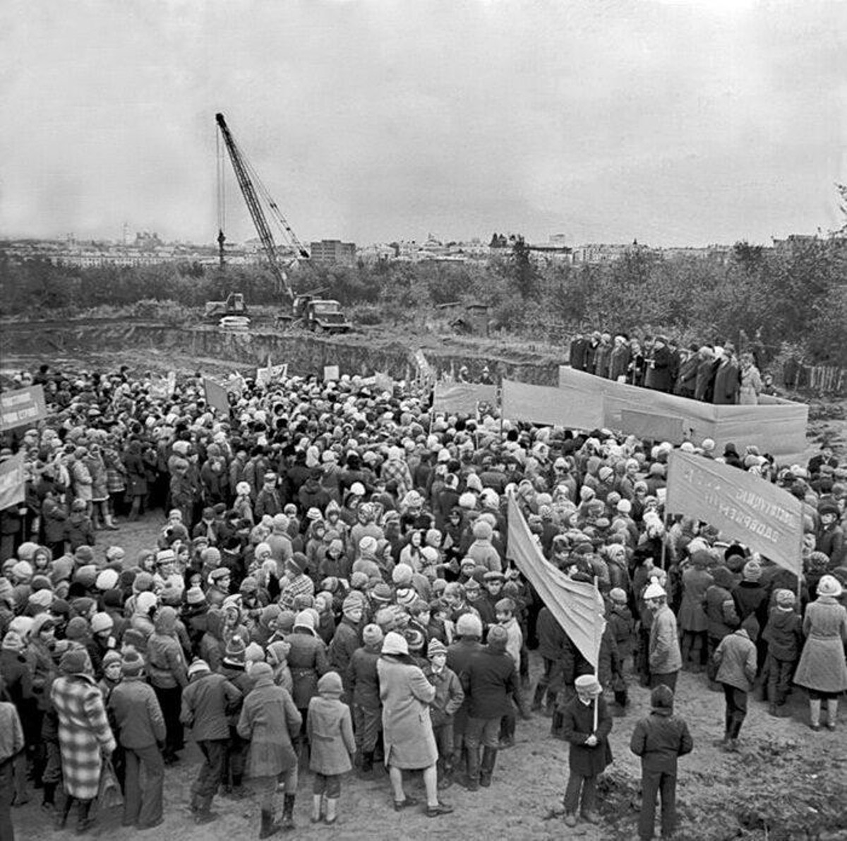 Многие из нас не застали Владимир на этапе его становления. Но это не значит, что прошлое стерто. Умело управляет лентой таймлайна автор тг-канала «Фотохроника Владимира» Андрей Кормин. В архиве его сообщества «Ключ-Медиа» нашел запечатленные на пленку моменты рождения важных городских объектов.