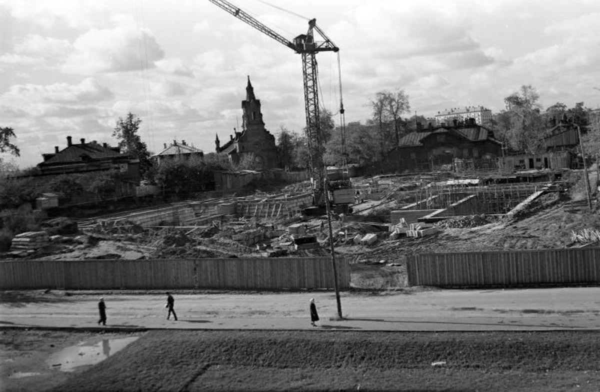 Многие из нас не застали Владимир на этапе его становления. Но это не значит, что прошлое стерто. Умело управляет лентой таймлайна автор тг-канала «Фотохроника Владимира» Андрей Кормин. В архиве его сообщества «Ключ-Медиа» нашел запечатленные на пленку моменты рождения важных городских объектов.