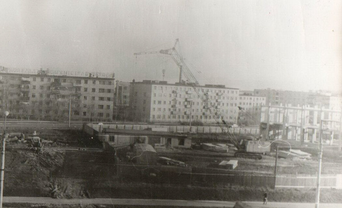 Многие из нас не застали Владимир на этапе его становления. Но это не значит, что прошлое стерто. Умело управляет лентой таймлайна автор тг-канала «Фотохроника Владимира» Андрей Кормин. В архиве его сообщества «Ключ-Медиа» нашел запечатленные на пленку моменты рождения важных городских объектов.