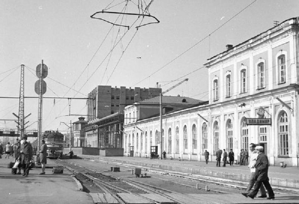 Многие из нас не застали Владимир на этапе его становления. Но это не значит, что прошлое стерто. Умело управляет лентой таймлайна автор тг-канала «Фотохроника Владимира» Андрей Кормин. В архиве его сообщества «Ключ-Медиа» нашел запечатленные на пленку моменты рождения важных городских объектов.