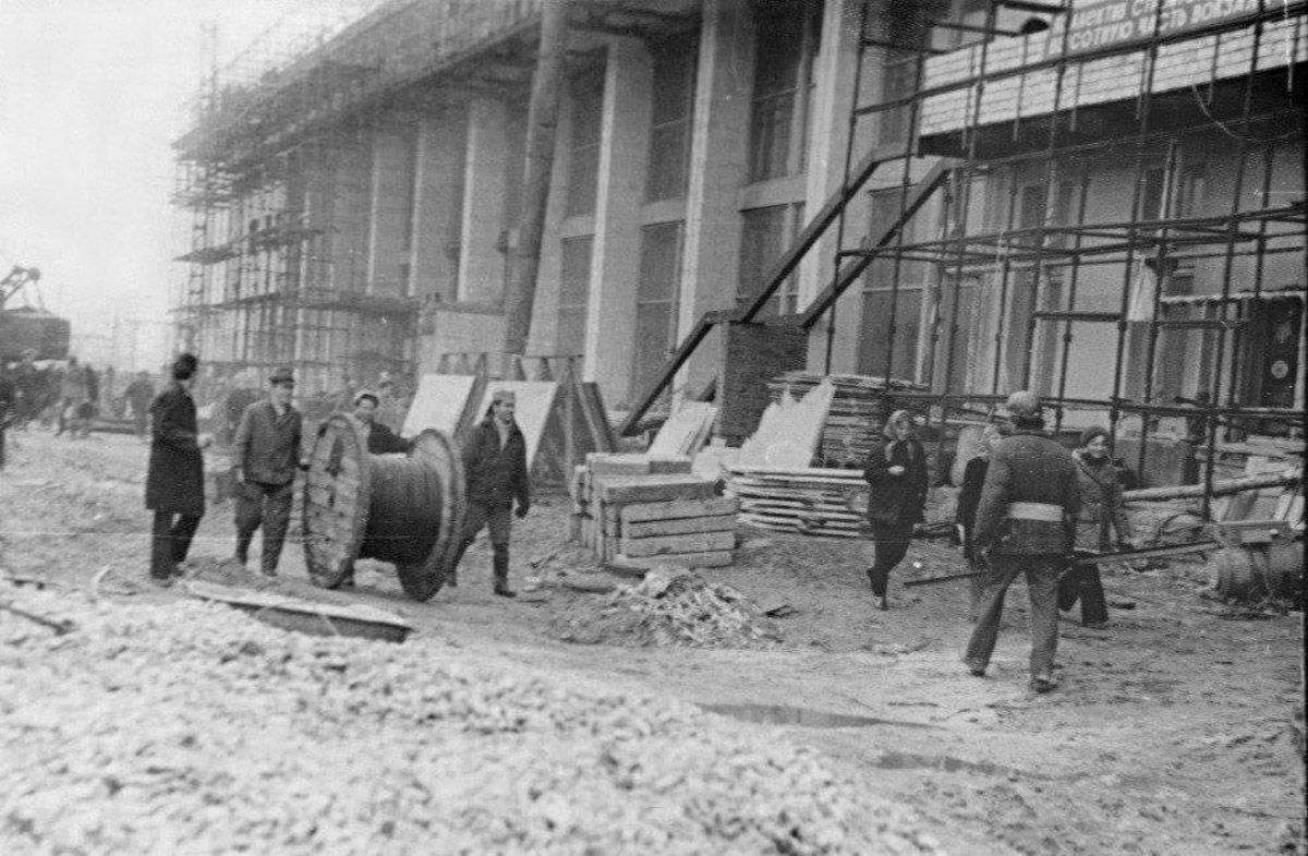 Многие из нас не застали Владимир на этапе его становления. Но это не значит, что прошлое стерто. Умело управляет лентой таймлайна автор тг-канала «Фотохроника Владимира» Андрей Кормин. В архиве его сообщества «Ключ-Медиа» нашел запечатленные на пленку моменты рождения важных городских объектов.