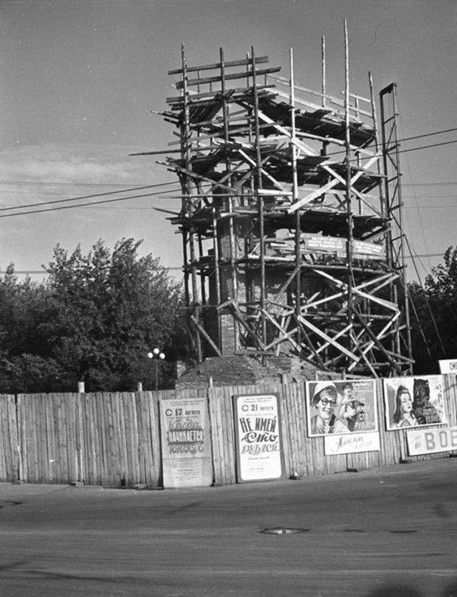 Многие из нас не застали Владимир на этапе его становления. Но это не значит, что прошлое стерто. Умело управляет лентой таймлайна автор тг-канала «Фотохроника Владимира» Андрей Кормин. В архиве его сообщества «Ключ-Медиа» нашел запечатленные на пленку моменты рождения важных городских объектов.