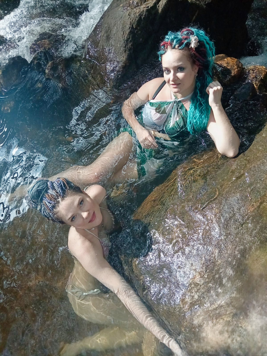 Юлия Покачалова привыкла к свету софитов, съемочным площадкам и плотному концертному графику. Но иногда даже самым активным девушкам стоит нажать на кнопку «Пауза». Поэтому в компании подруги Ольги она отправилась на Шри-Ланку. О том, каково петь русские народные песни в доме ланкийского водителя и почему на острове легко почувствовать себя отпущенной на волю птицей — в нашем материале.