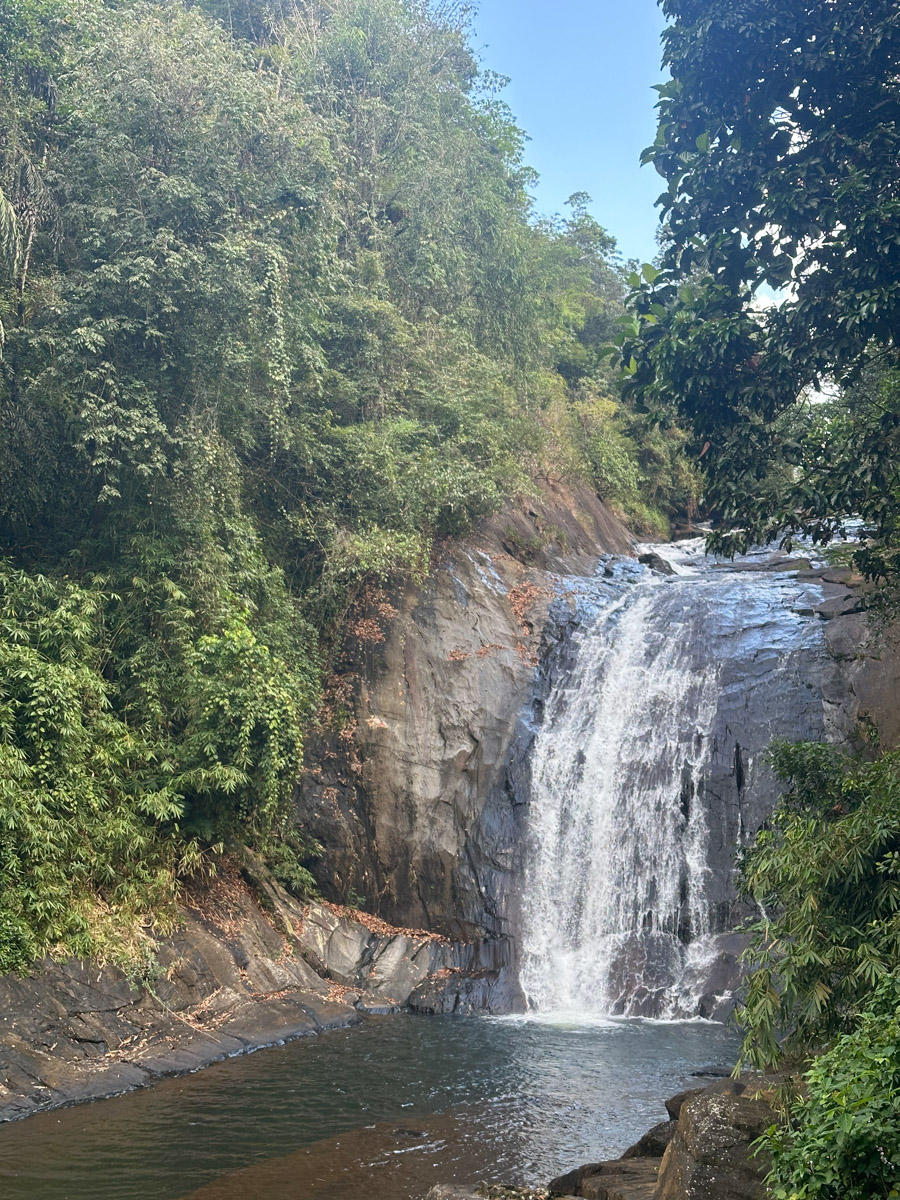 Юлия Покачалова привыкла к свету софитов, съемочным площадкам и плотному концертному графику. Но иногда даже самым активным девушкам стоит нажать на кнопку «Пауза». Поэтому в компании подруги Ольги она отправилась на Шри-Ланку. О том, каково петь русские народные песни в доме ланкийского водителя и почему на острове легко почувствовать себя отпущенной на волю птицей — в нашем материале.