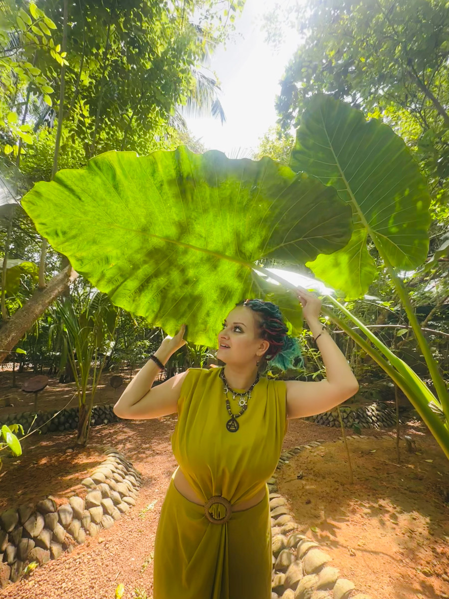 Юлия Покачалова привыкла к свету софитов, съемочным площадкам и плотному концертному графику. Но иногда даже самым активным девушкам стоит нажать на кнопку «Пауза». Поэтому в компании подруги Ольги она отправилась на Шри-Ланку. О том, каково петь русские народные песни в доме ланкийского водителя и почему на острове легко почувствовать себя отпущенной на волю птицей — в нашем материале.