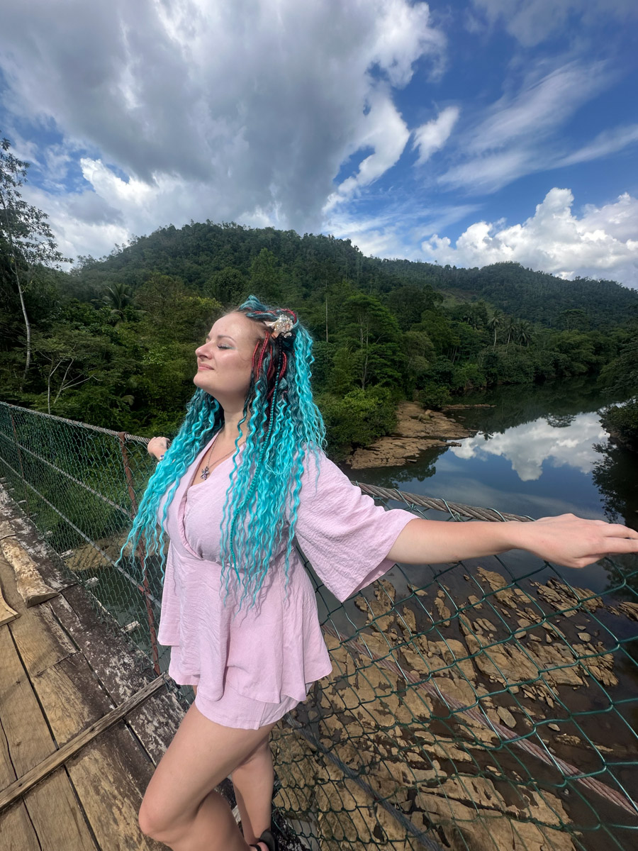 Юлия Покачалова привыкла к свету софитов, съемочным площадкам и плотному концертному графику. Но иногда даже самым активным девушкам стоит нажать на кнопку «Пауза». Поэтому в компании подруги Ольги она отправилась на Шри-Ланку. О том, каково петь русские народные песни в доме ланкийского водителя и почему на острове легко почувствовать себя отпущенной на волю птицей — в нашем материале.