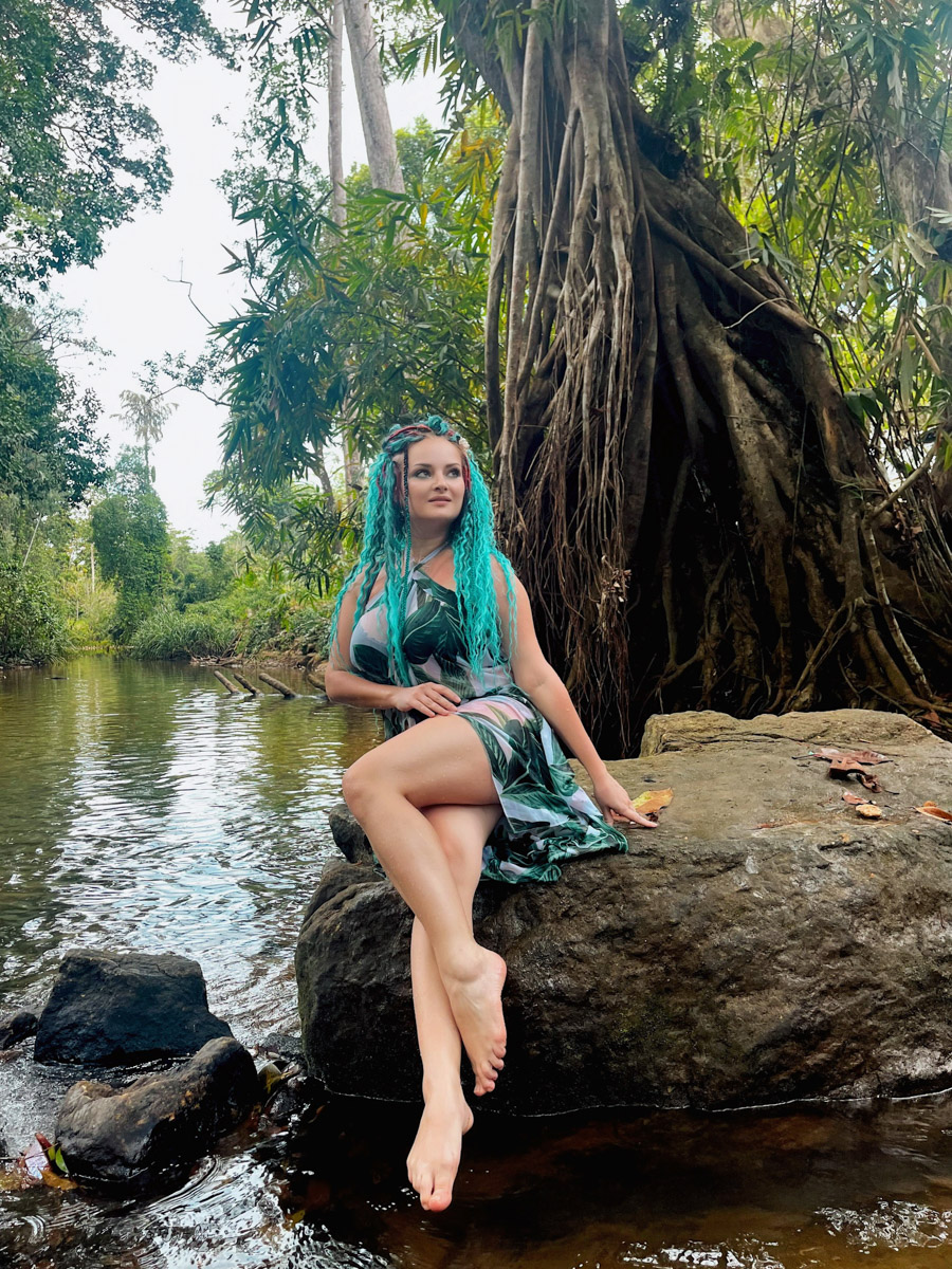 Юлия Покачалова привыкла к свету софитов, съемочным площадкам и плотному концертному графику. Но иногда даже самым активным девушкам стоит нажать на кнопку «Пауза». Поэтому в компании подруги Ольги она отправилась на Шри-Ланку. О том, каково петь русские народные песни в доме ланкийского водителя и почему на острове легко почувствовать себя отпущенной на волю птицей — в нашем материале.