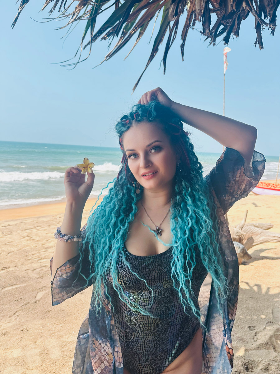 Юлия Покачалова привыкла к свету софитов, съемочным площадкам и плотному концертному графику. Но иногда даже самым активным девушкам стоит нажать на кнопку «Пауза». Поэтому в компании подруги Ольги она отправилась на Шри-Ланку. О том, каково петь русские народные песни в доме ланкийского водителя и почему на острове легко почувствовать себя отпущенной на волю птицей — в нашем материале.