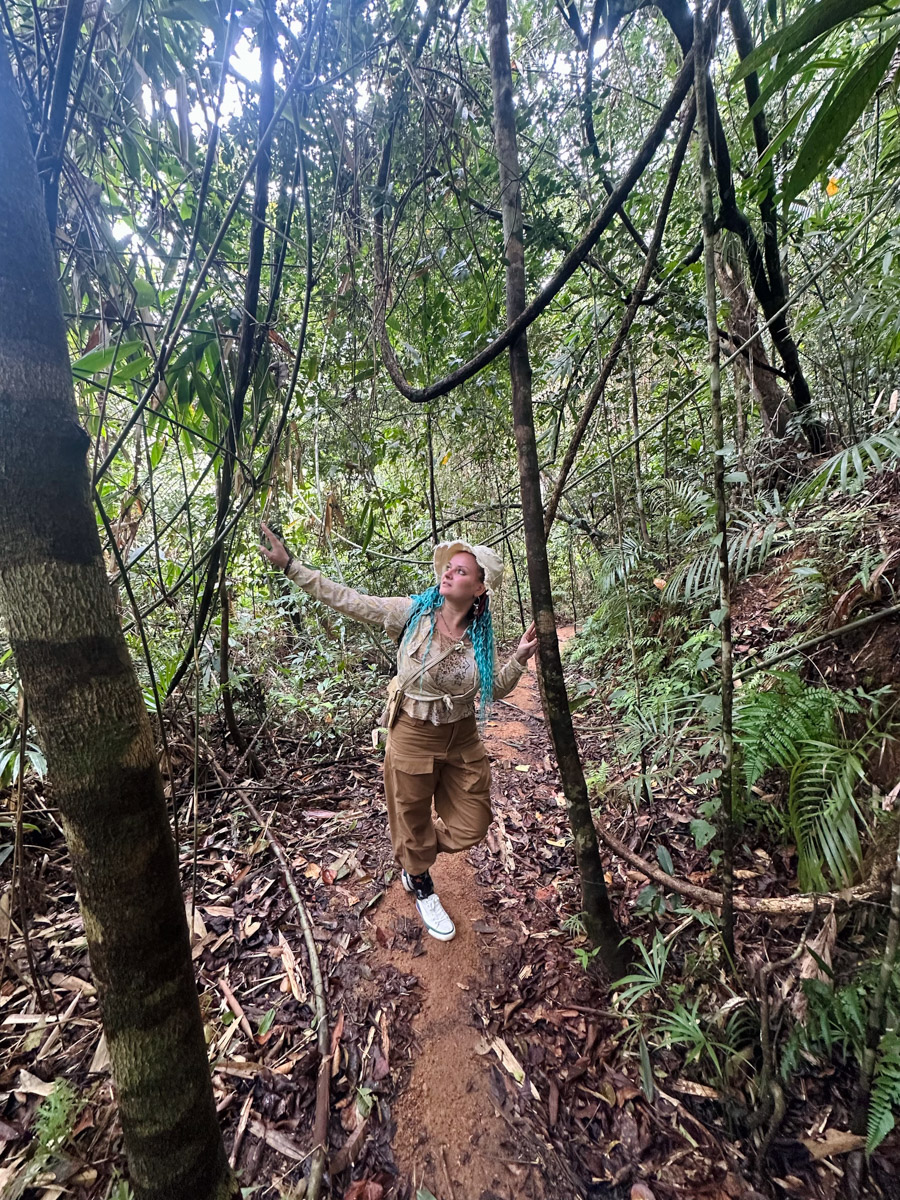 Юлия Покачалова привыкла к свету софитов, съемочным площадкам и плотному концертному графику. Но иногда даже самым активным девушкам стоит нажать на кнопку «Пауза». Поэтому в компании подруги Ольги она отправилась на Шри-Ланку. О том, каково петь русские народные песни в доме ланкийского водителя и почему на острове легко почувствовать себя отпущенной на волю птицей — в нашем материале.