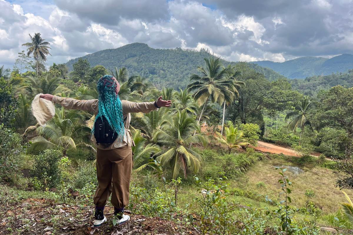 Юлия Покачалова привыкла к свету софитов, съемочным площадкам и плотному концертному графику. Но иногда даже самым активным девушкам стоит нажать на кнопку «Пауза». Поэтому в компании подруги Ольги она отправилась на Шри-Ланку. О том, каково петь русские народные песни в доме ланкийского водителя и почему на острове легко почувствовать себя отпущенной на волю птицей — в нашем материале.
