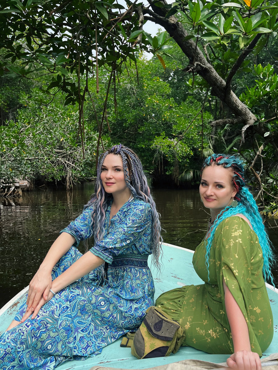 Юлия Покачалова привыкла к свету софитов, съемочным площадкам и плотному концертному графику. Но иногда даже самым активным девушкам стоит нажать на кнопку «Пауза». Поэтому в компании подруги Ольги она отправилась на Шри-Ланку. О том, каково петь русские народные песни в доме ланкийского водителя и почему на острове легко почувствовать себя отпущенной на волю птицей — в нашем материале.