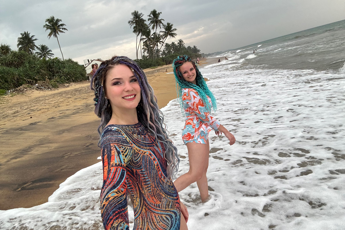 Юлия Покачалова привыкла к свету софитов, съемочным площадкам и плотному концертному графику. Но иногда даже самым активным девушкам стоит нажать на кнопку «Пауза». Поэтому в компании подруги Ольги она отправилась на Шри-Ланку. О том, каково петь русские народные песни в доме ланкийского водителя и почему на острове легко почувствовать себя отпущенной на волю птицей — в нашем материале.