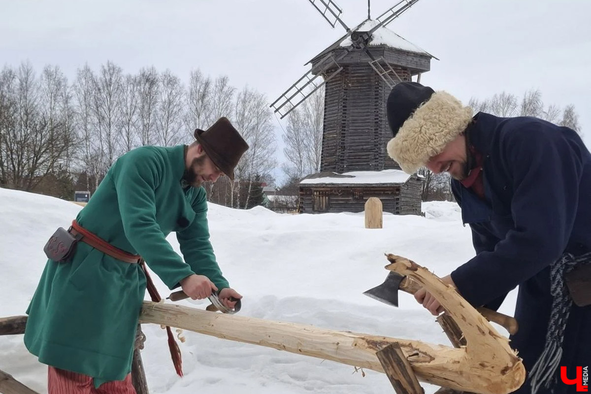 В Суздале на территории Музея деревянного зодчества строят избу бедного крестьянина XIX века. Возводят ее плотники-реконструкторы владимирской артели. Причем не только с помощью старинных инструментов, но и облачившись в аутентичную одежду. Работают они тоже по технологиям прошлого, без единого гвоздя. Журналистов «Ключ-Медиа» пригласили на необычную стройплощадку.