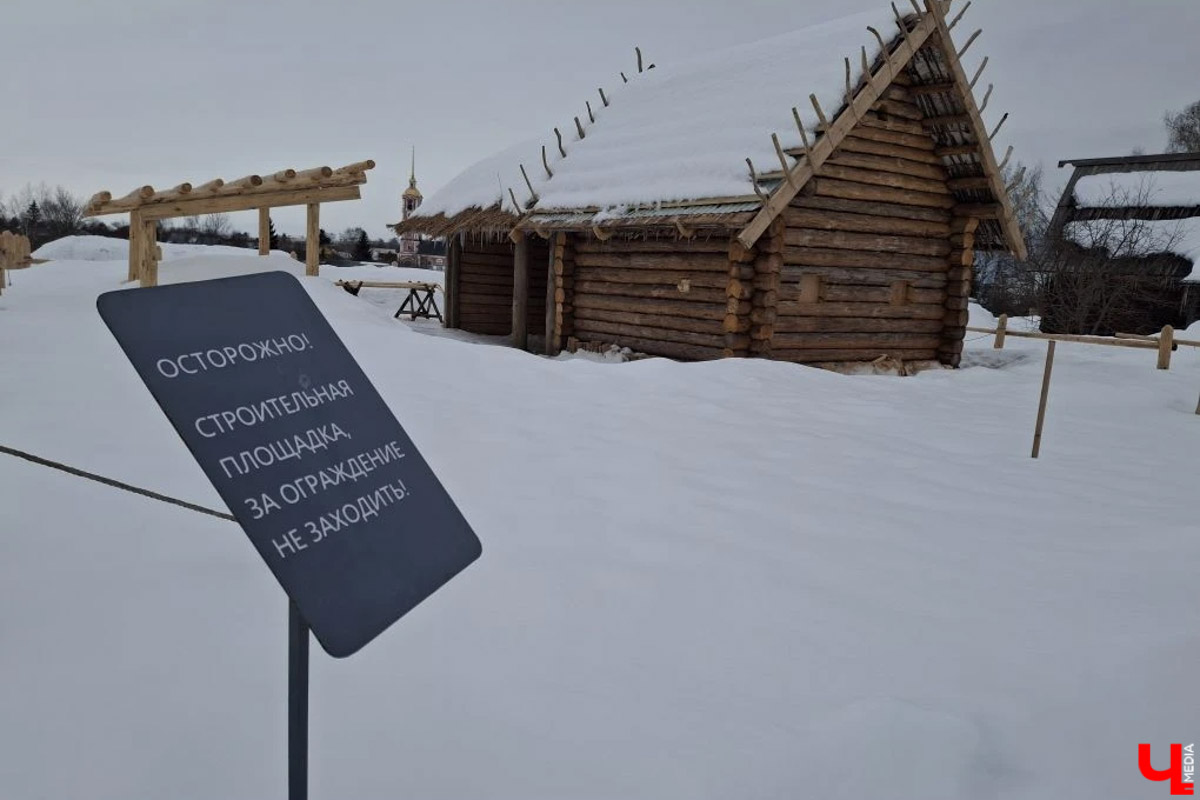 В Суздале на территории Музея деревянного зодчества строят избу бедного крестьянина XIX века. Возводят ее плотники-реконструкторы владимирской артели. Причем не только с помощью старинных инструментов, но и облачившись в аутентичную одежду. Работают они тоже по технологиям прошлого, без единого гвоздя. Журналистов «Ключ-Медиа» пригласили на необычную стройплощадку.