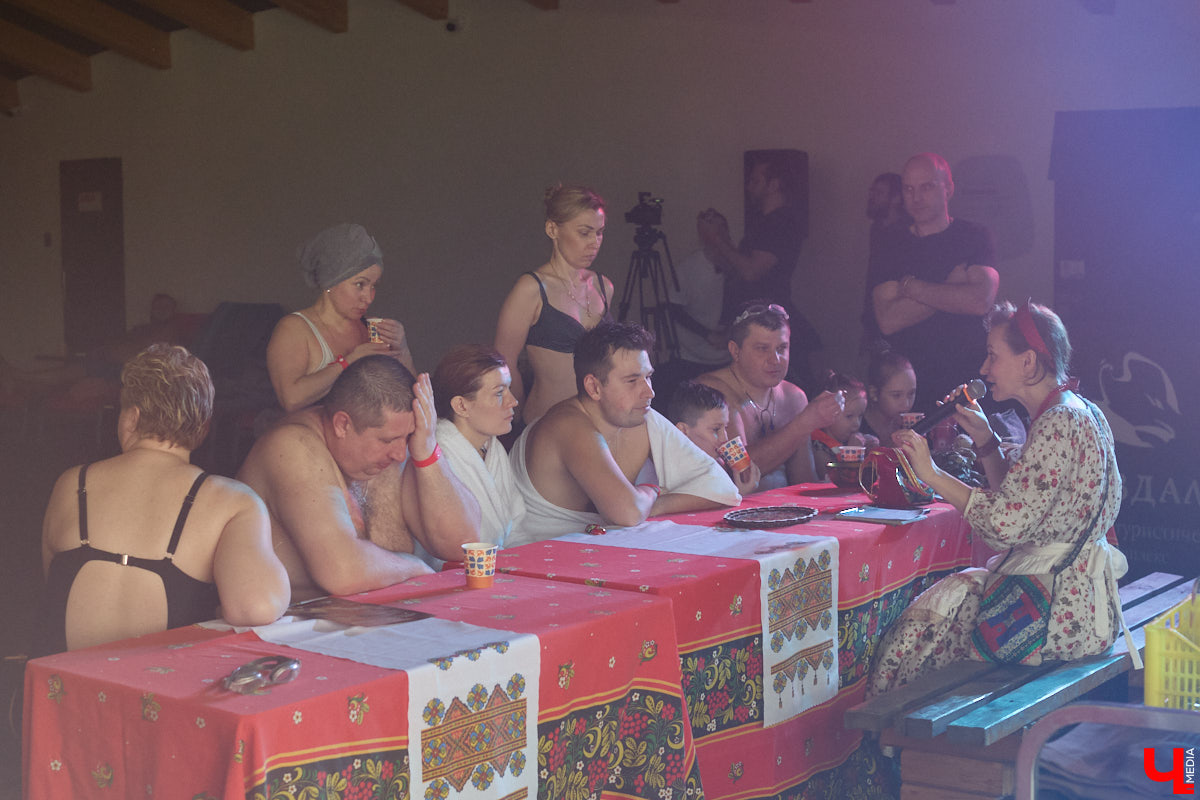 В весенние праздничные выходные гостей суздальского аквапарка сюрпризы ждали уже на входе. Сам царь-батюшка в короне набекрень радушно приветствовал всех, кто пожаловал в его волшебное государство. Но главными героями разудалых гуляний стали пять бань — новеньких, еще пахнущих деревом срубов. У каждой — свои имя, история, жар и дух.