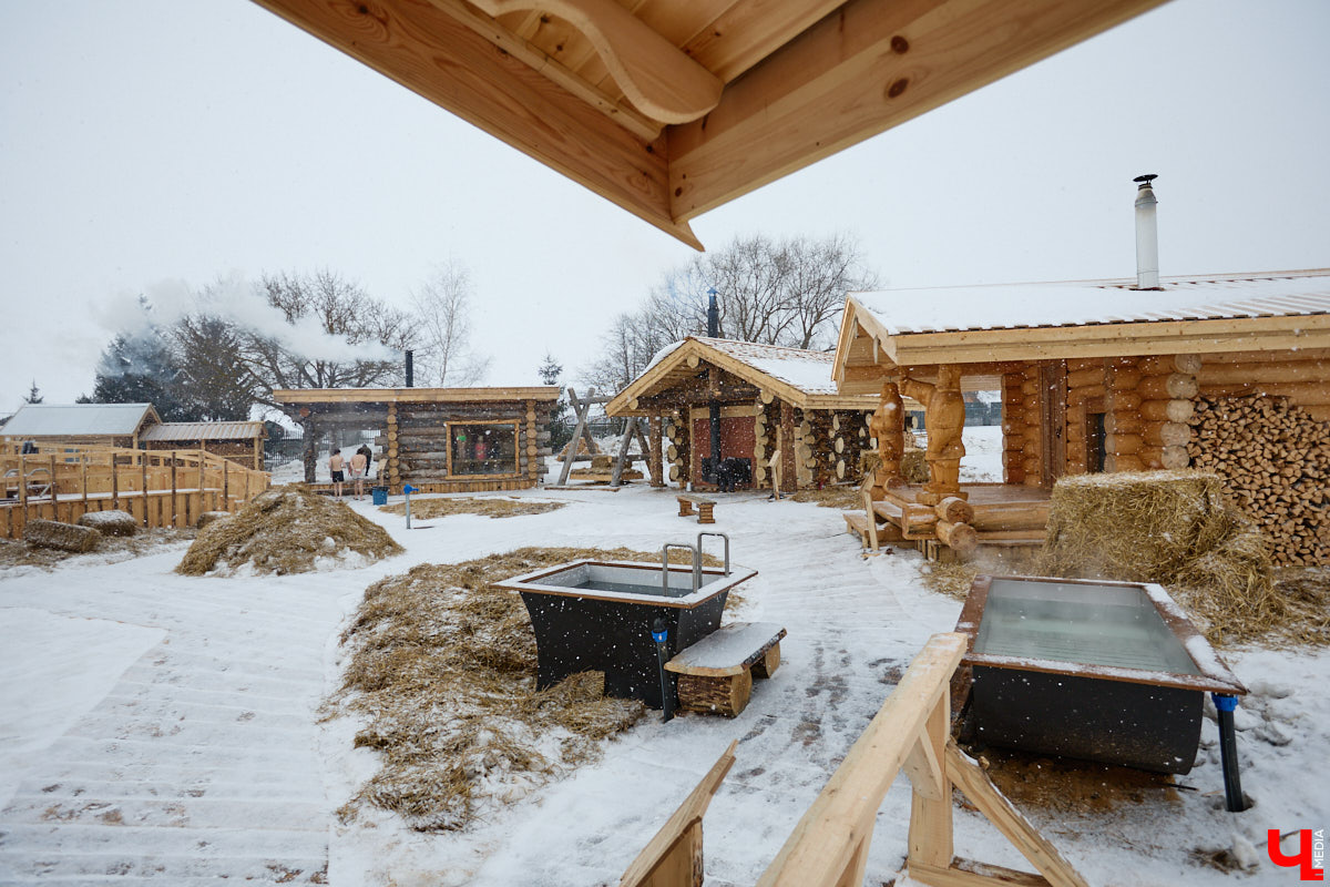 В весенние праздничные выходные гостей суздальского аквапарка сюрпризы ждали уже на входе. Сам царь-батюшка в короне набекрень радушно приветствовал всех, кто пожаловал в его волшебное государство. Но главными героями разудалых гуляний стали пять бань — новеньких, еще пахнущих деревом срубов. У каждой — свои имя, история, жар и дух.