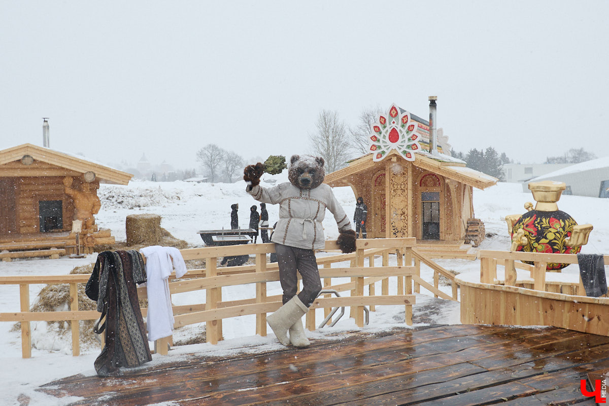 В весенние праздничные выходные гостей суздальского аквапарка сюрпризы ждали уже на входе. Сам царь-батюшка в короне набекрень радушно приветствовал всех, кто пожаловал в его волшебное государство. Но главными героями разудалых гуляний стали пять бань — новеньких, еще пахнущих деревом срубов. У каждой — свои имя, история, жар и дух.