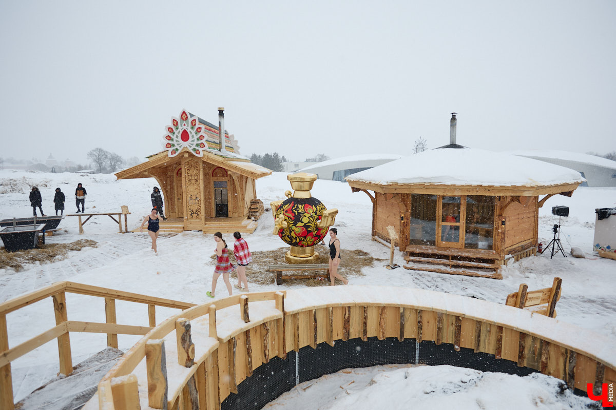 В весенние праздничные выходные гостей суздальского аквапарка сюрпризы ждали уже на входе. Сам царь-батюшка в короне набекрень радушно приветствовал всех, кто пожаловал в его волшебное государство. Но главными героями разудалых гуляний стали пять бань — новеньких, еще пахнущих деревом срубов. У каждой — свои имя, история, жар и дух.