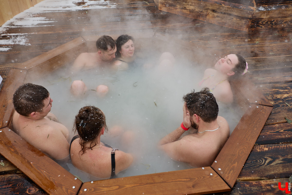 В весенние праздничные выходные гостей суздальского аквапарка сюрпризы ждали уже на входе. Сам царь-батюшка в короне набекрень радушно приветствовал всех, кто пожаловал в его волшебное государство. Но главными героями разудалых гуляний стали пять бань — новеньких, еще пахнущих деревом срубов. У каждой — свои имя, история, жар и дух.