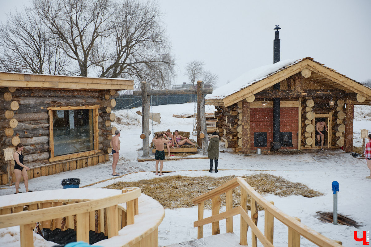 В весенние праздничные выходные гостей суздальского аквапарка сюрпризы ждали уже на входе. Сам царь-батюшка в короне набекрень радушно приветствовал всех, кто пожаловал в его волшебное государство. Но главными героями разудалых гуляний стали пять бань — новеньких, еще пахнущих деревом срубов. У каждой — свои имя, история, жар и дух.