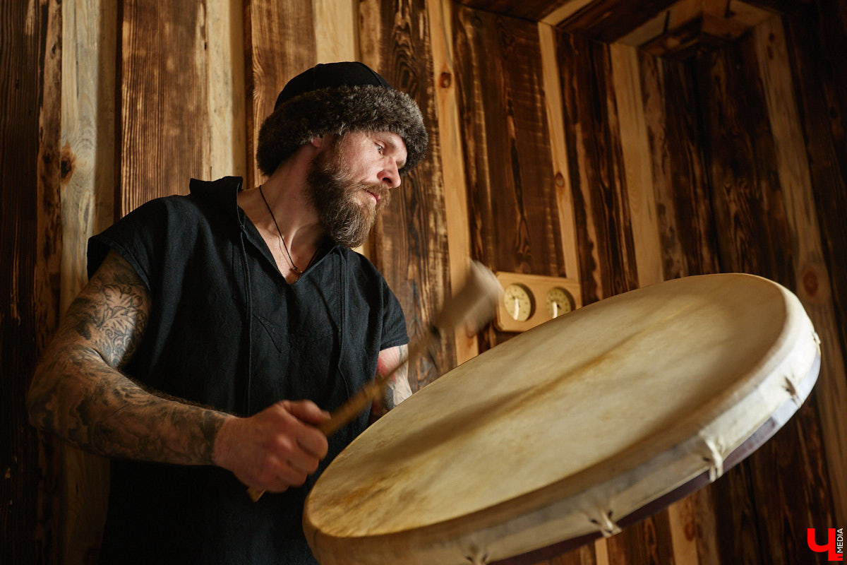 В весенние праздничные выходные гостей суздальского аквапарка сюрпризы ждали уже на входе. Сам царь-батюшка в короне набекрень радушно приветствовал всех, кто пожаловал в его волшебное государство. Но главными героями разудалых гуляний стали пять бань — новеньких, еще пахнущих деревом срубов. У каждой — свои имя, история, жар и дух.